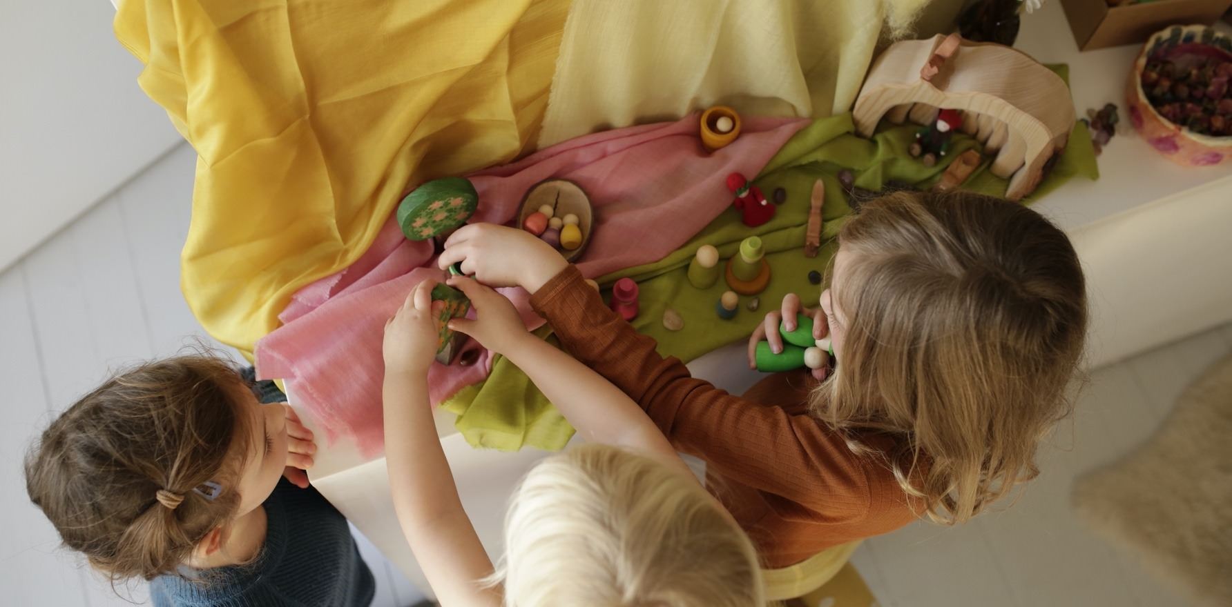 Gemeinsam mit Kindern den Jahreszeitentisch zu schmücken, kann ein schönes Familien-Ritual werden