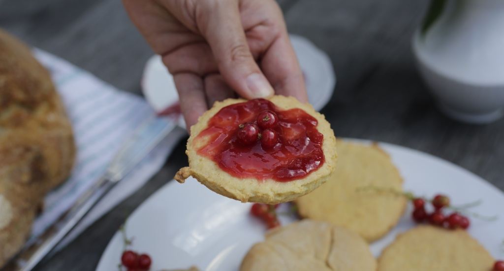 Johanniskuechlein mit Johannisbeermarmelade darauf.