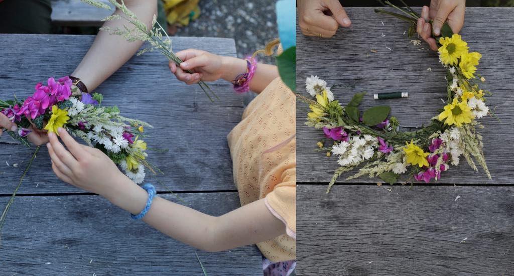 Kinder binden den Kranz mit Blumen für Johanni.