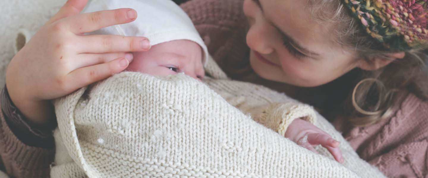 Wärme und Hülle gehören zu den wichtigsten Dingen für ein Neugeborenes in den ersten Wochen nach der Geburt