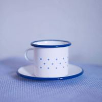 Tasse Emaille mit Untertasse