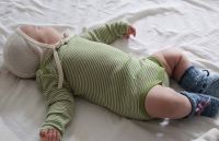 Baby Body von Cosilana aus Wolle/Seide in grün Ringel