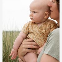 Baby Wrap Suit von Serendipity aus Bio-Baumwolle in sandthorn 2