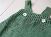 Baby Salopette von Selana aus Merinowolle in dusty green detail