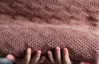 Babydecke Strickmuster von Disana aus Wolle in rose