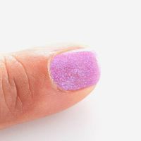 Wasserbasierter Nagellack von Namaki Cosmetics in violet glitter 2