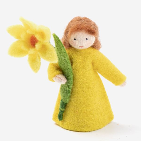 Blumenkind Osterglocke in der Hand
