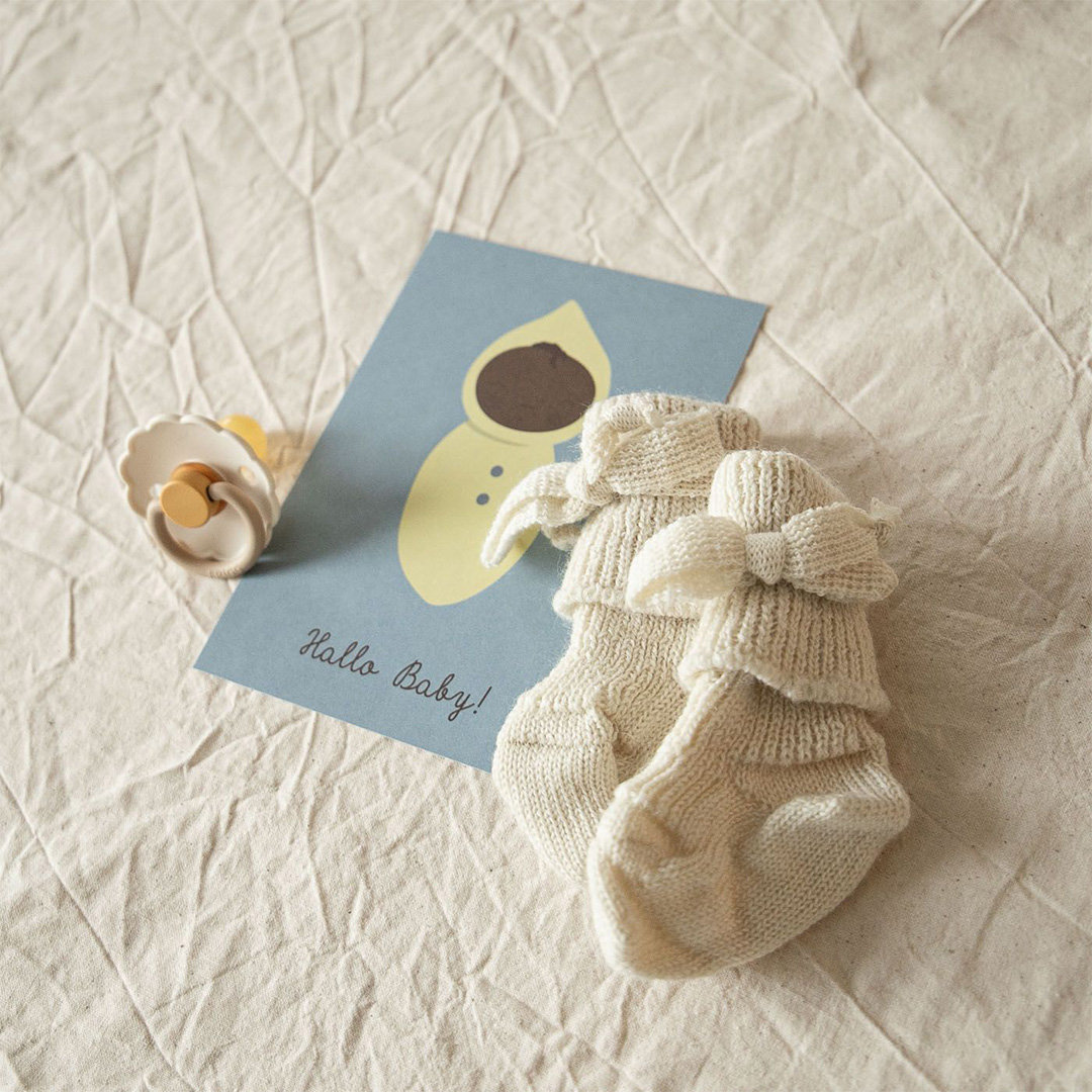 Eine-Karte-zur-Geburt-eines-Kindes-Babysocken-und-ein-Schnuller